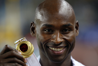 バーナード・ラガト 男子1500メートルの表彰式に臨む