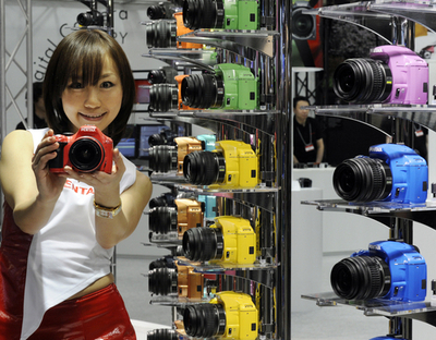 100種類のカラーで登場、デジタル一眼レフ「ペンタックスK-x」