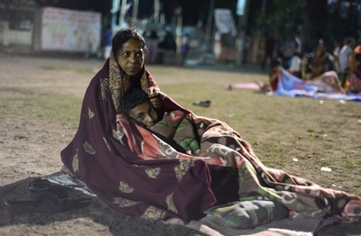 満杯の病院、屋外で治療も ネパール地震被災地の惨状