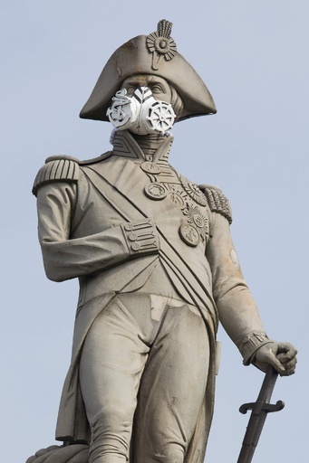 ロンドン著名人像にガスマスク 環境団体、大気汚染問題を喚起