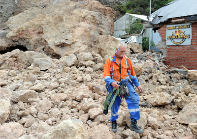 NZ地震の犠牲者、初の葬儀 地滑りで避難も