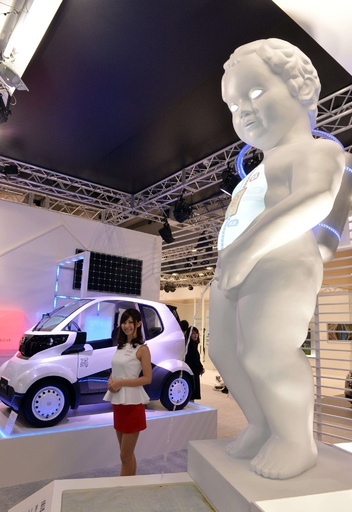 東京モーターショーに巨大「水素小僧」、燃料電池を来場者に説明