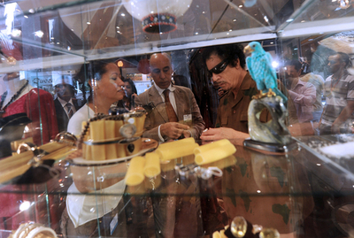 カダフィ大佐、サミット終えベネズエラ土産を物色