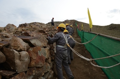 2000年以上前に造られた秦代の長城を緊急修繕 中国・内モンゴル