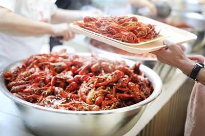 特産品のプロ育成する「ザリガニ学院」、短大卒の資格も取得 湖北・潜江