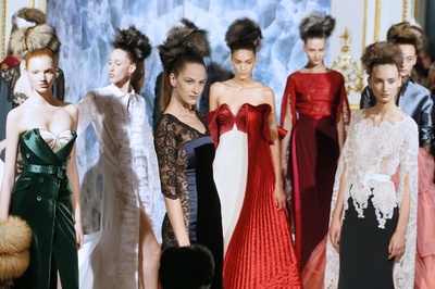 マスキュリンな要素を加えたドレススタイル、「アレクシ・マビーユ」14/15年秋冬オートクチュール