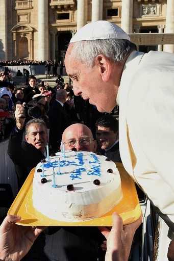 ローマ法王、78歳の誕生日 ケーキでお祝い