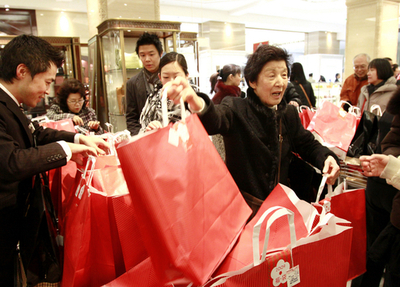 全国で2009年の初売り、福袋が人気