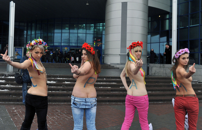 ウクライナの女性団体「FEMEN」、トップレスで抗議活動