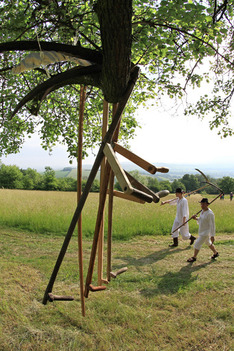 民族衣装で草刈り、チェコ