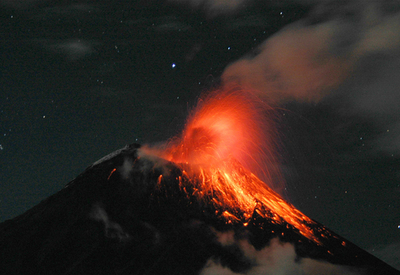 トゥングラウア火山が7か月ぶりに噴火 - エクアドル