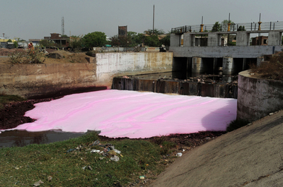 用水路に排出される化学物質汚染水、インド