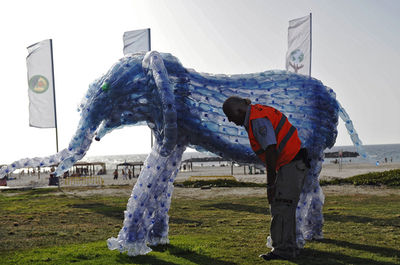 ペットボトルで作られたゾウ、イスラエルのエコフェスティバル