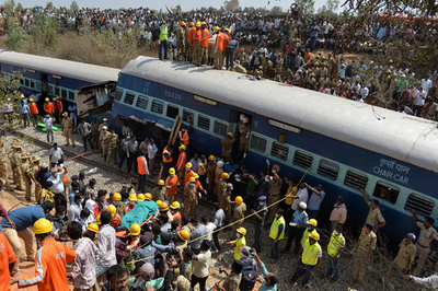 インドで列車脱線、少なくとも10人死亡