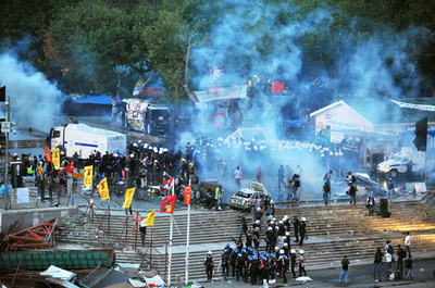 警察の催涙弾で頭部粉砕、デモ参加の17歳少年に禁錮刑 トルコ