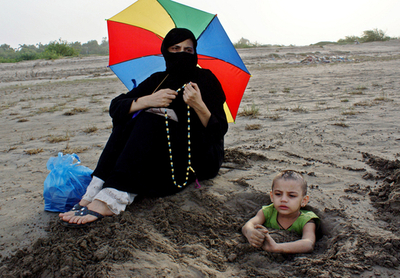 「埋めれば治る」、パキスタンで信じられている日食の不思議な力