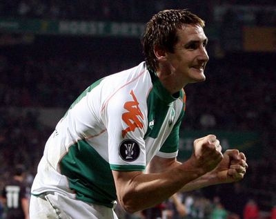 ＜サッカー UEFA杯＞ブレーメン クローゼの活躍で快勝し準決勝進出 - ドイツ