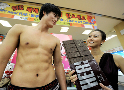 マッチョな魅力でバレンタインチョコを宣伝、韓国