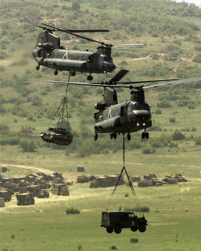 英軍救援ヘリ「大きすぎ」、ネパール入り拒否 オスプレイにも批判