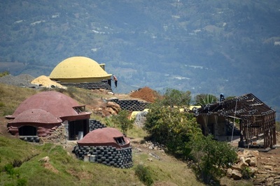 建材は廃タイヤ、断熱性と耐震性に優れた家 コロンビア