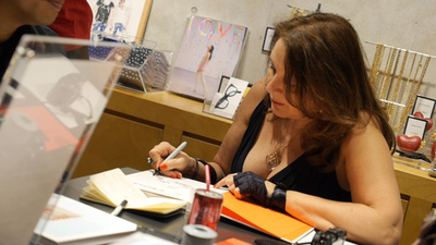 ＜動画＞写真家マリポル、『BOOKMARC』でサイン会開催