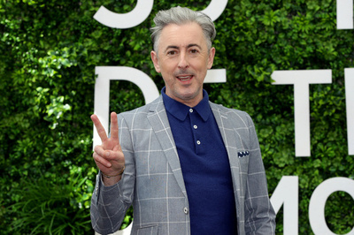 俳優アラン・カミングさん、英勲章返上 大英帝国の「有害性」に抗議 