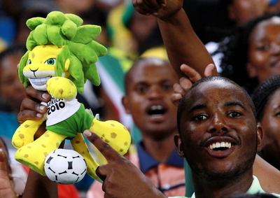 南アW杯グッズ、委託製造の中国工場で労働搾取か