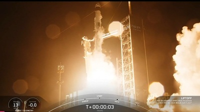 動画:スペースX、初の極軌道有人飛行に民間宇宙飛行士搭乗の宇宙船打ち上げ