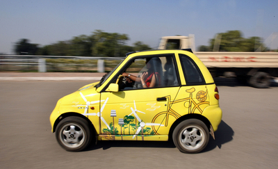 インド国産ソーラーカーで3500キロ、温暖化防止を訴える旅