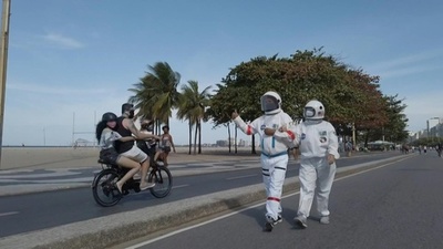 動画：感染予防は「宇宙服」で ブラジルの夫婦、地元で話題