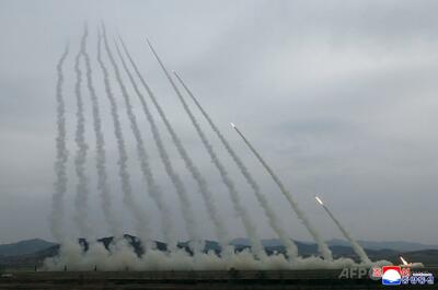 北朝鮮、核搭載可能な多連装ロケットの発射試験を実施 