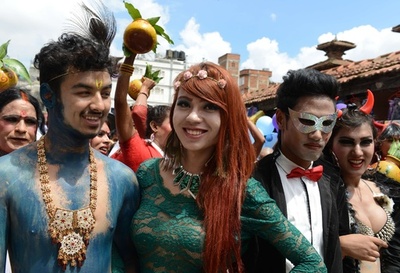 ネパールでLGBTパレード開催、カラフルな衣装で行進