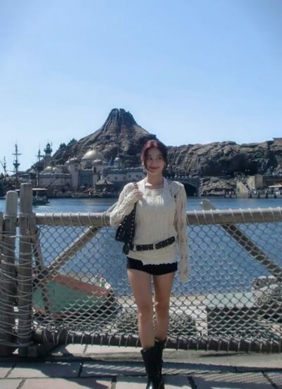 TWICE ジヒョ、「しつこい夏を乗り越えよう」メッセージ＋写真公開