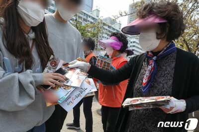 32度の猛暑、それでも街に出ざるを得ない韓国の高齢者たち