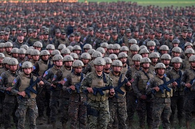 エルサルバドル大統領、兵士1万4000人に訓示 ギャングとの戦いで