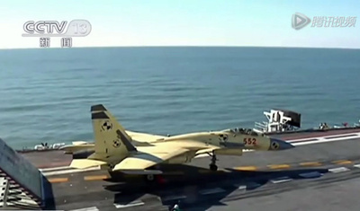 中国空母、艦載機の発着艦試験に成功