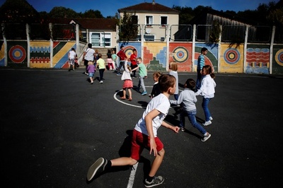 フランス初、公立学校で制服導入 背景に「格差」問題