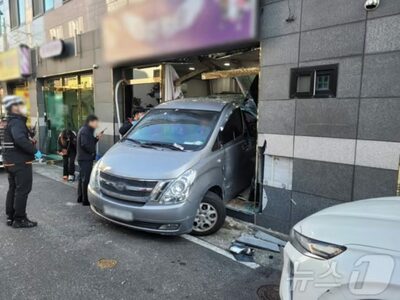 アクセルとブレーキ踏み間違え…韓国・80代運転手、店舗に突っ込みガラス壁が粉々
