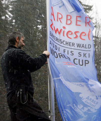 女子回転・第9戦 激しい風と雪で延期