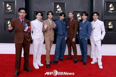 [★フォト]「グラミー賞」レットカーペット上の BTS – KOREA WAVE