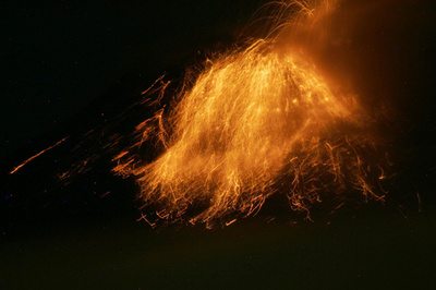 南米トゥングラウア火山が噴火