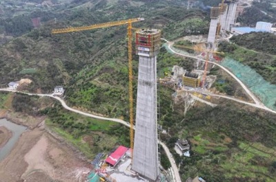 高さ150.5メートル 中国で建設中のスラブ軌道高速鉄道橋の最も高い橋脚が完成