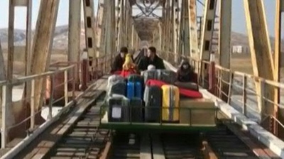 動画:手押しトロッコで北朝鮮から帰国、ロシア外交官一家 コロナ国境封鎖で