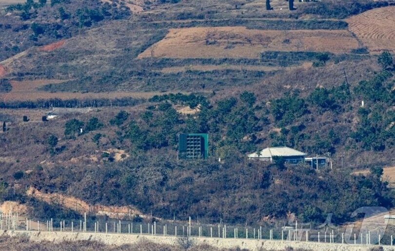 京畿道坡州市の烏頭山統一展望台から見た北朝鮮(c)news1