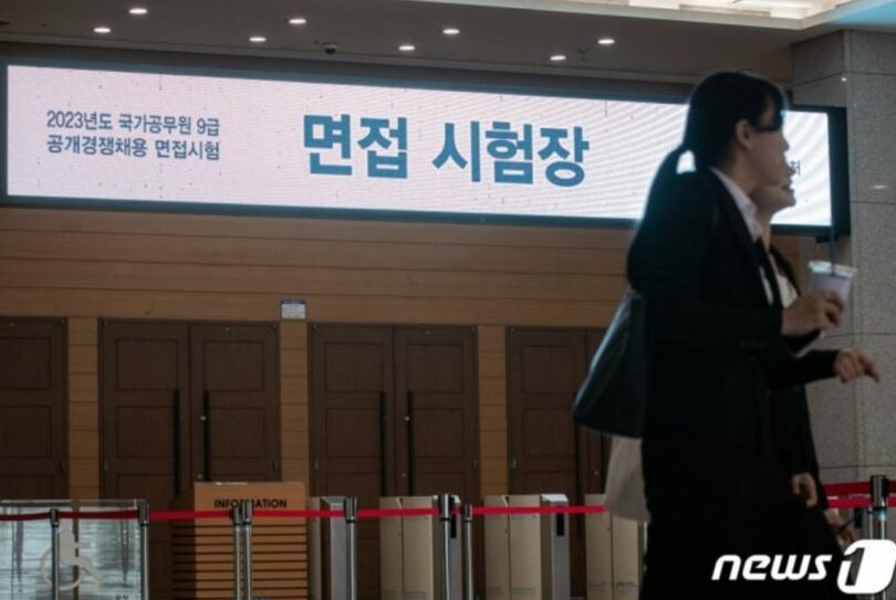 京畿道高陽市で開かれた国家公務員の試験場を後にする受験生ら(c)news1