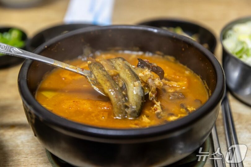 ソウル式ドジョウ汁「ヨングムオク」＝ソウル観光財団提供(c)news1