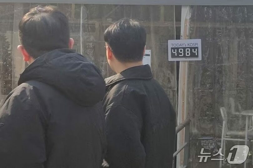 23日、ソウル・永登浦区汝矣島にあるカフェ「ヨイエド」の外壁に掲げられたKOSPI指数の表示板(c)news1