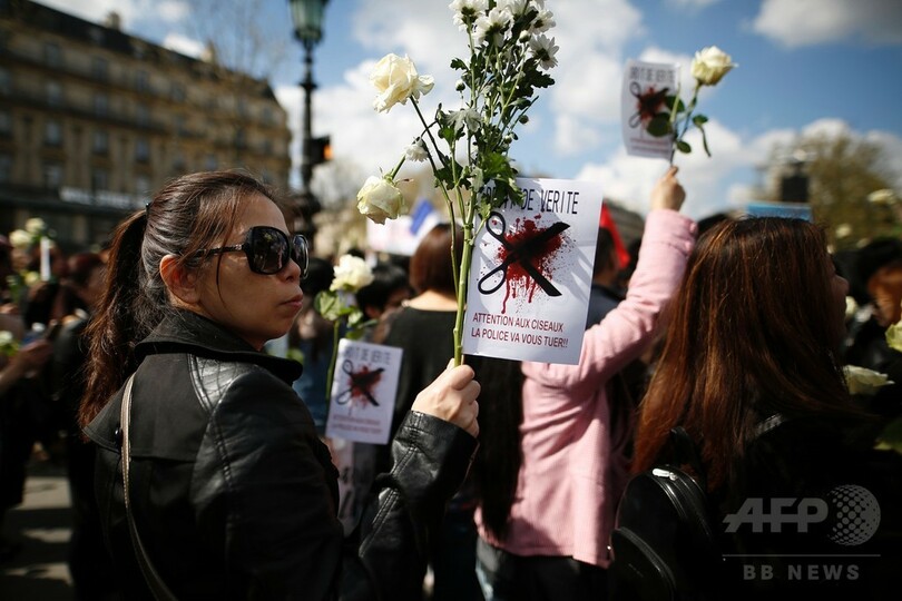仏パリで中国人ら6000人デモ、警官の中国人男性射殺に抗議続く