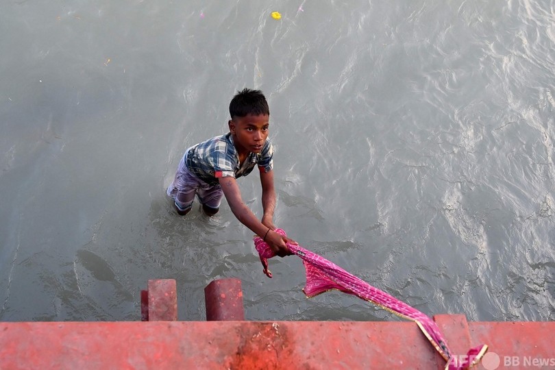 母なるガンジスの恵み 供物拾う少年たち インド