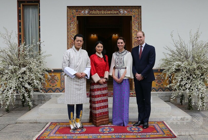 英王子夫妻、「幸せの国」ブータン初訪問 国王夫妻が歓迎